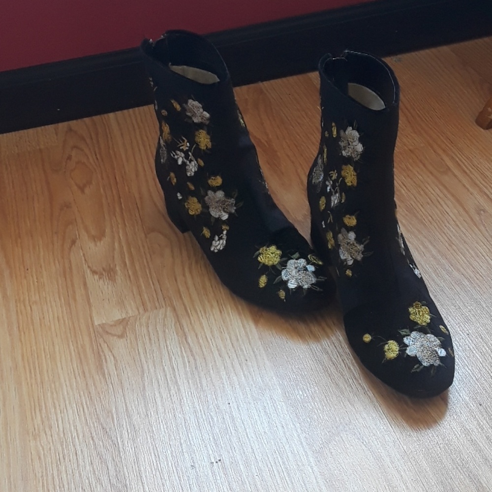 Velvet embroidered boots